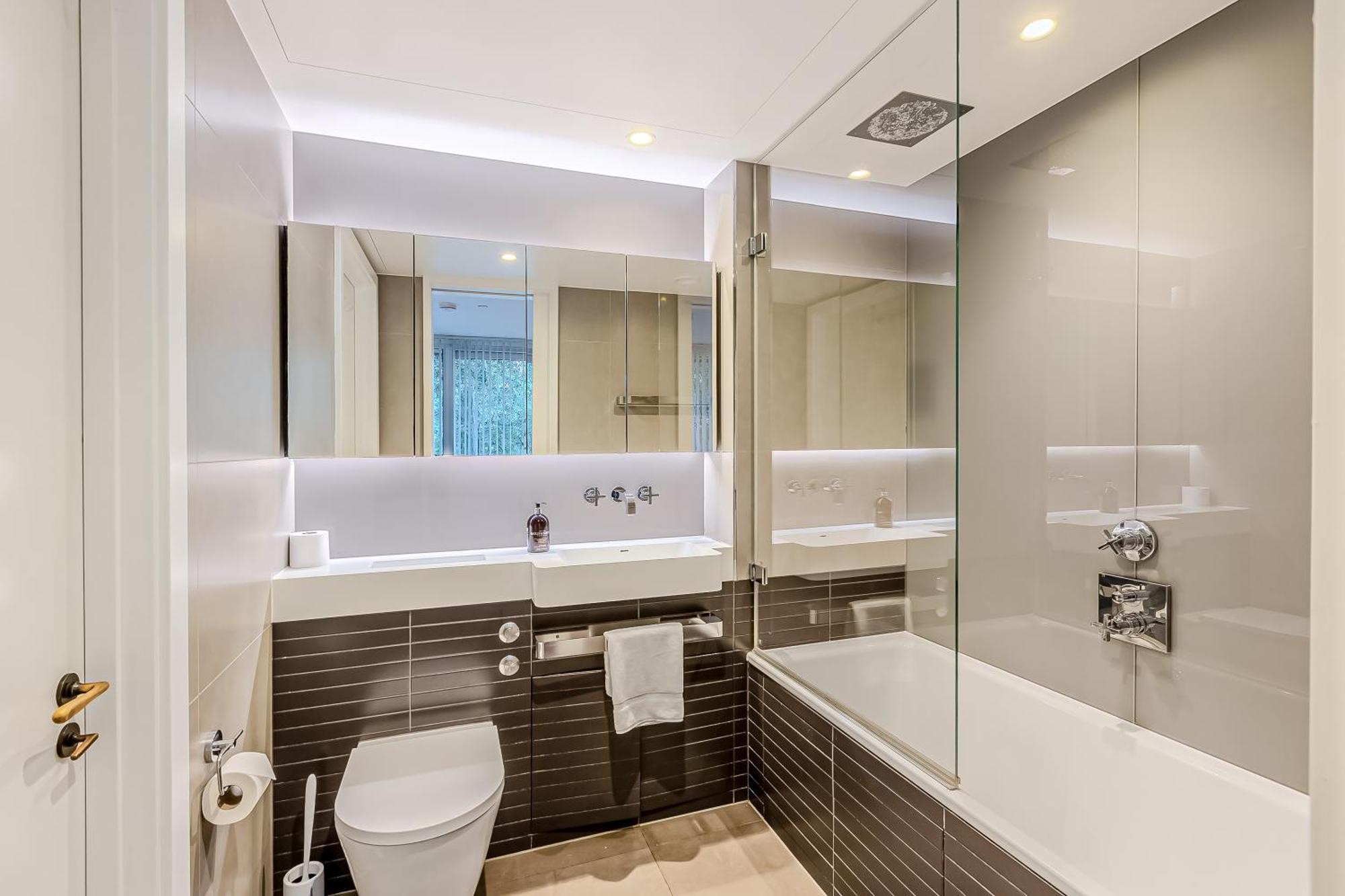 Radiant 2bdr With Balcony In Luxury Building Apartment London